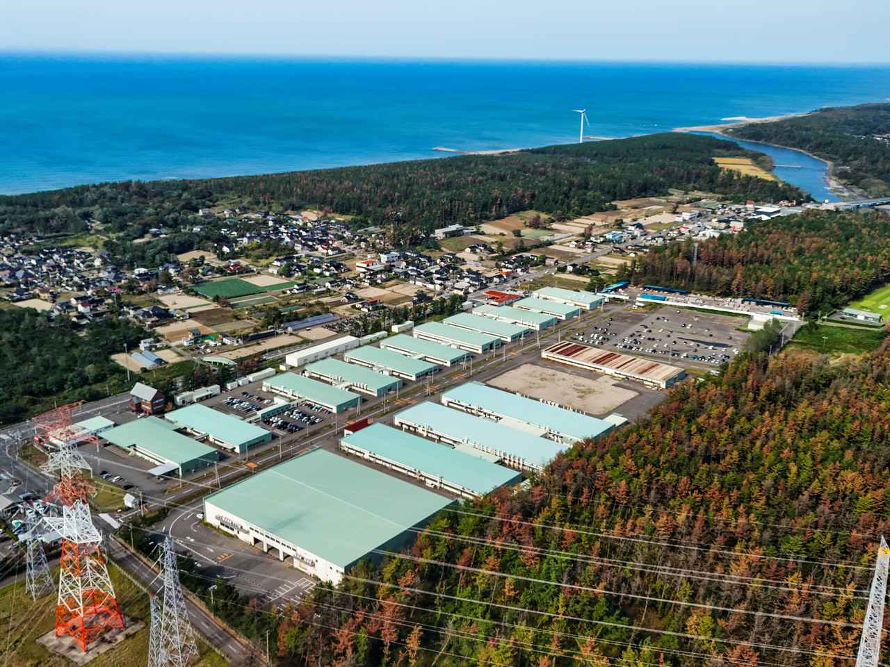 画像: 日本海に臨む本間ゴルフ酒田工場（山形県）