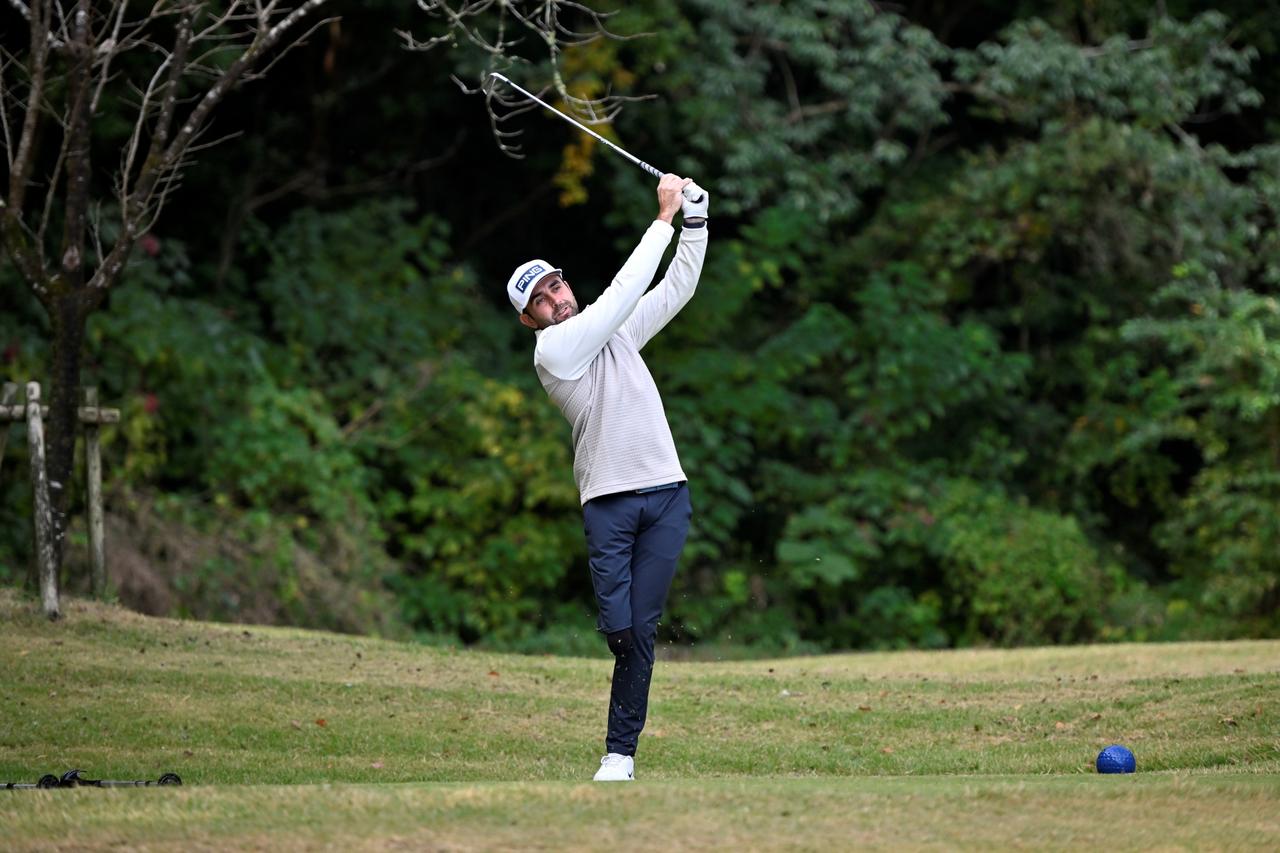 画像: スペインのポスティゴ。絶妙にバランスがとれたスウィング。軸がブレないから、すべてのプレーが安定している