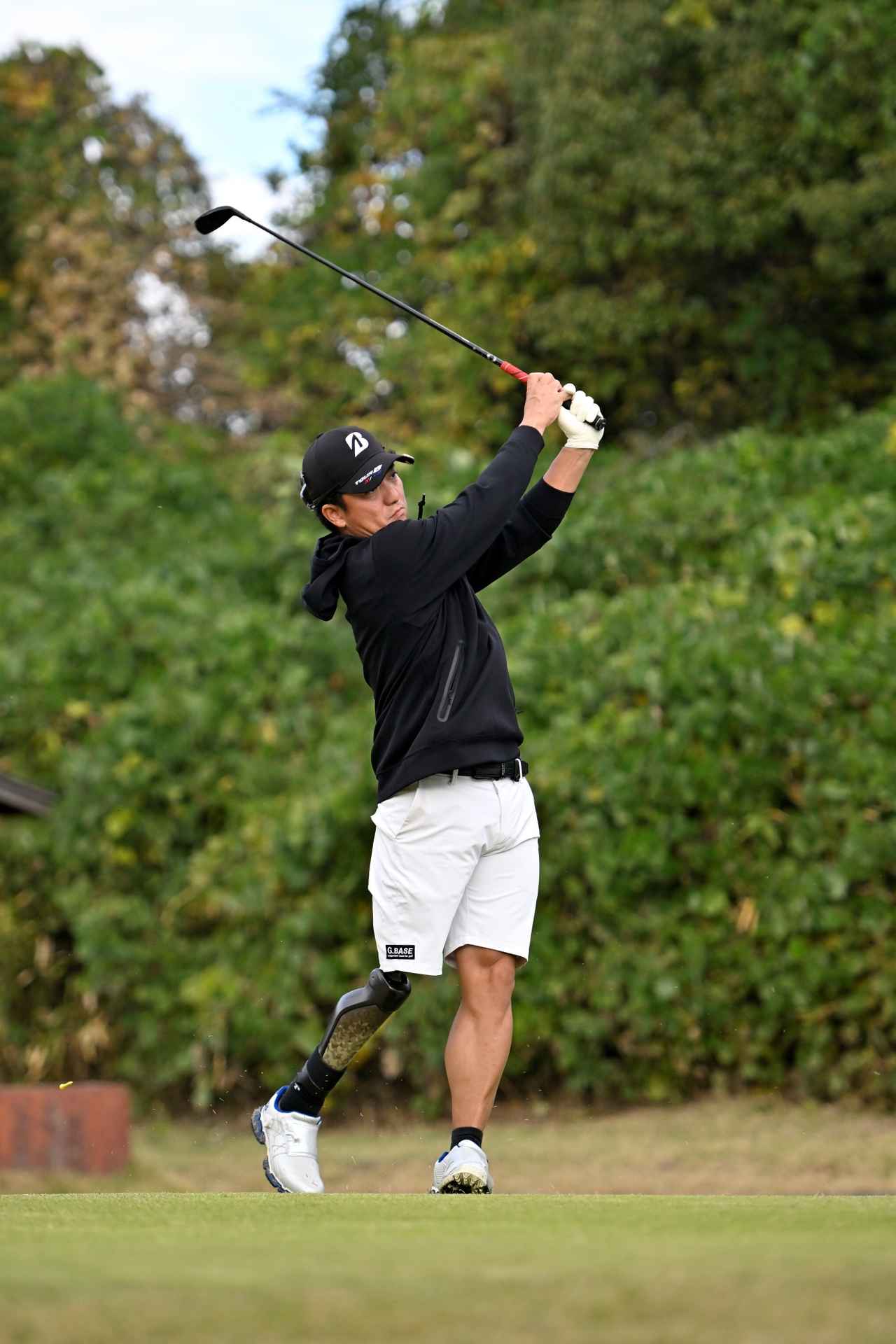 画像: 現在の日本のトップランカー吉田隼人プロ。ポスティゴを上回る飛距離で、その後姿をとらえていく