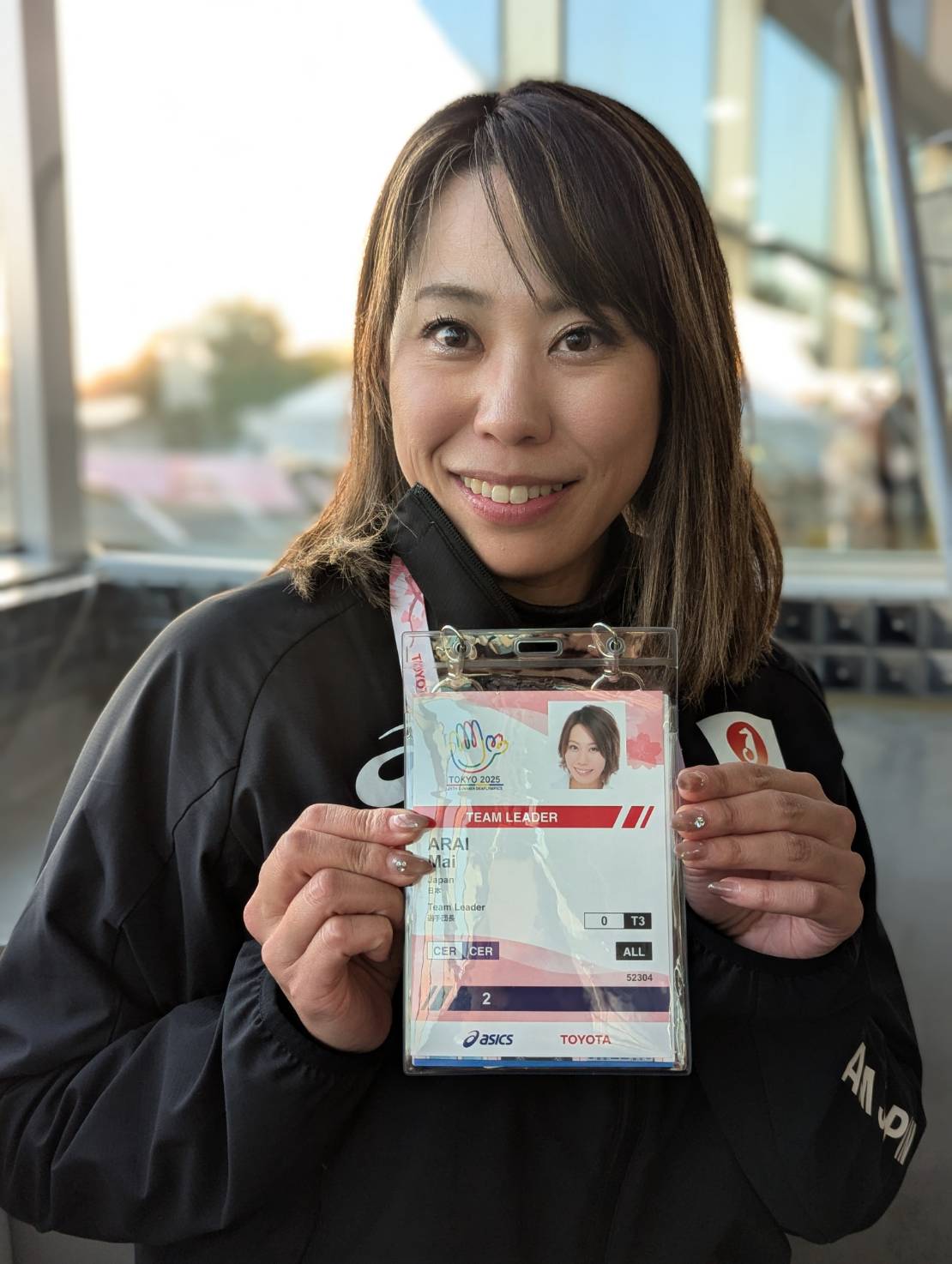 画像: 新井麻衣女子代表監督。「ここに来て初めて役職を知りました(笑)。でも応援団長だと言っています」