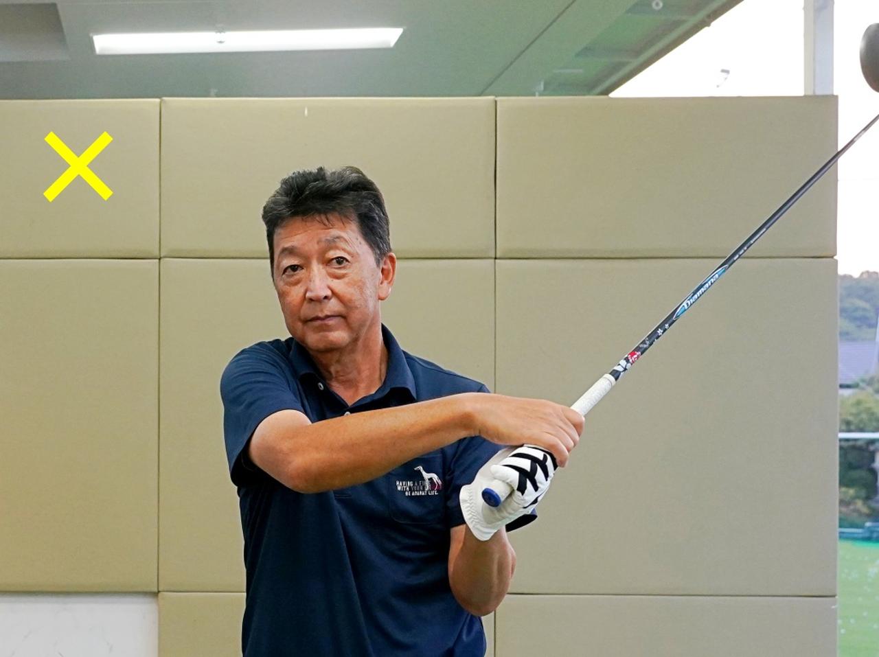 画像: 「左わきを締めておく」という教えがあるが（写真）、フィニッシュにかけて左わきは空いていい。フォローから両ひじをたたんでフィニッシュに向かう