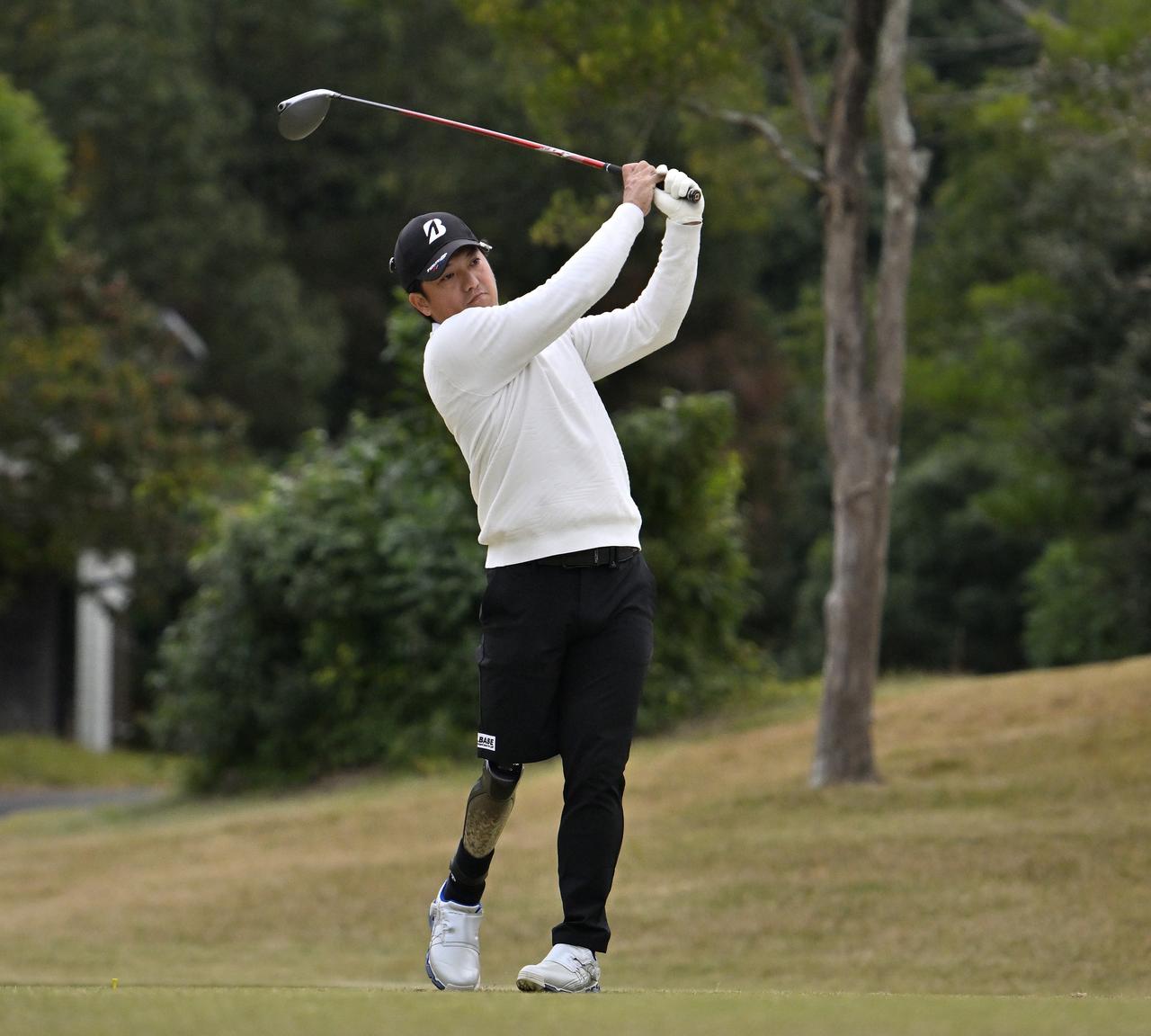 画像: 300ヤードドライブを見せる吉田隼人。「アイアンの精度はもちろん、ドライバーの精度も上げるように練習します」