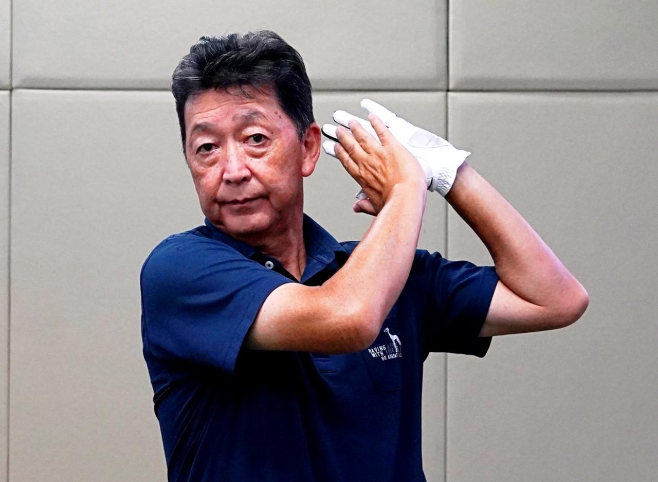 画像: フィニッシュでグリップは左耳の横！