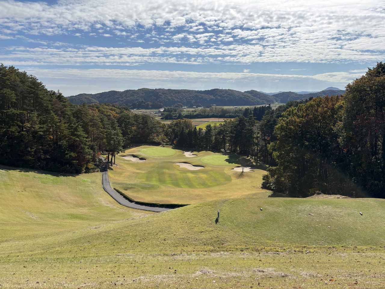 画像: ローレルバレイカントリークラブ No.3（194Y・P3）。打ち下ろしで1オン2パットのパー