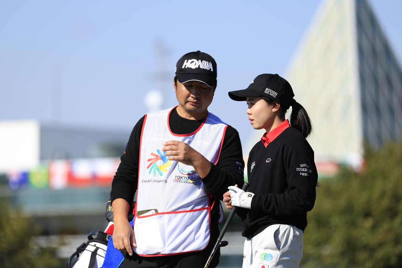 画像: 調子が上がらないと嘆いていた辻のキャディは叔父でプロゴルファーの小林伸太郎。「心強かった? アドバイスは的確だった?」と聞くと「はい、ふふふ」。試合後、辻の頭を優しくなでながら「頑張った、頑張った」と言う小林の姿が印象的だった