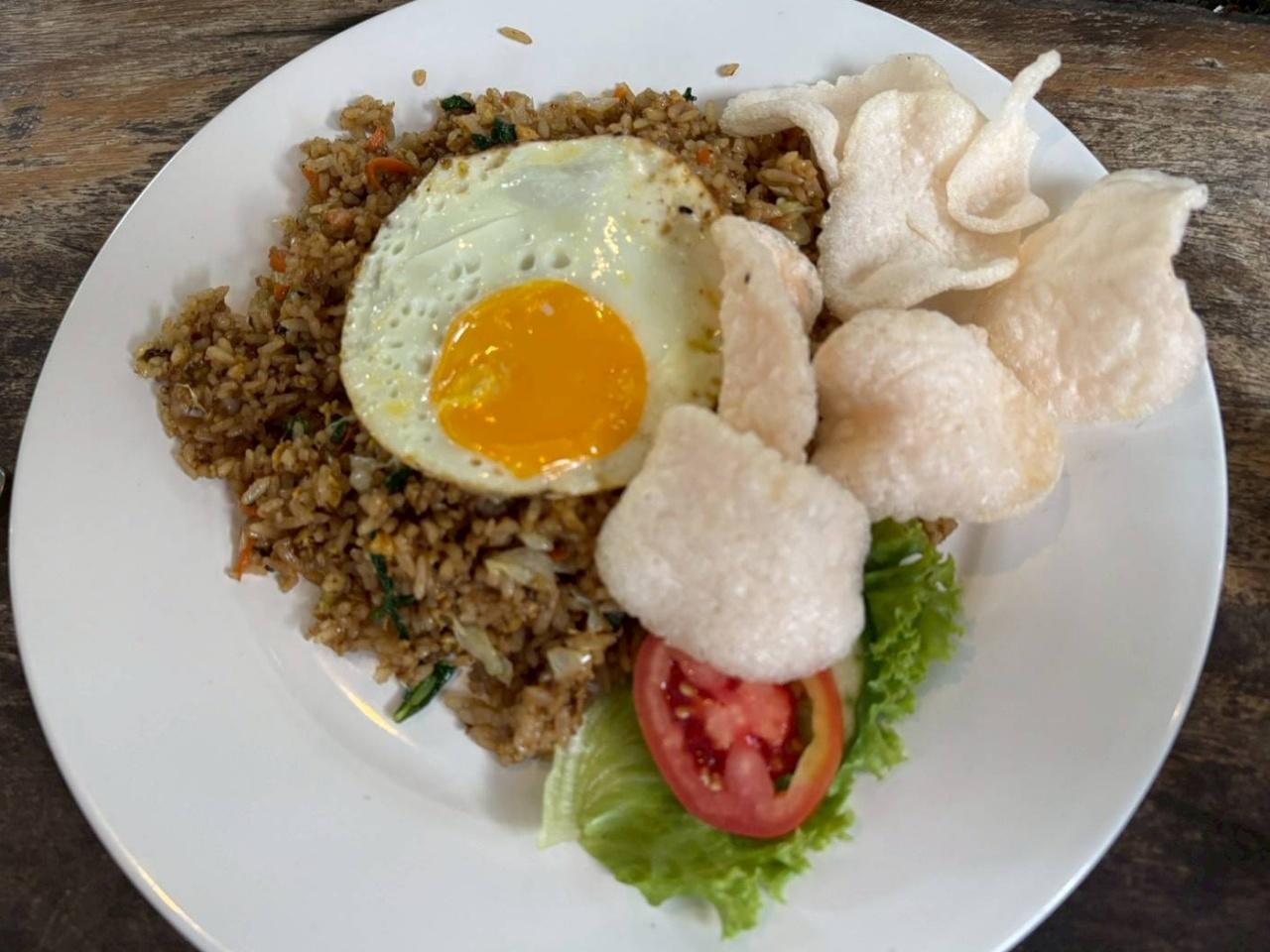 画像: インドネシア名物ナシゴレン。「物価が安い!ローカルに行くと本当に200円、400円で1プレート食べられます。欧米の観光客も多いから、何十円で食べてる感覚でしょうね」