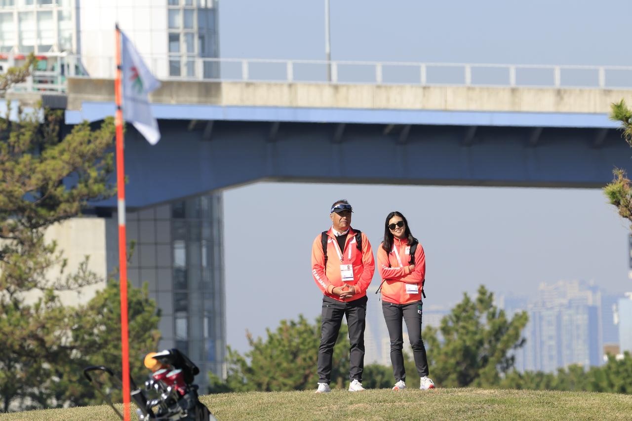 画像 : 普段はサラリーマンだという総監督は日大ゴルフ部出身