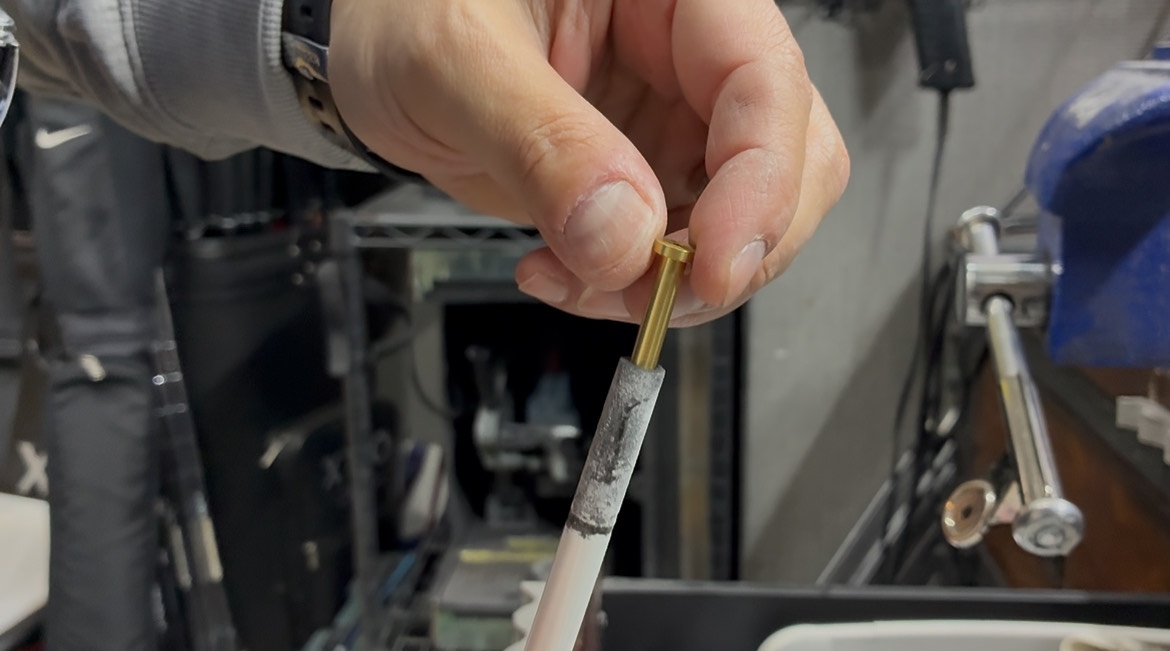 画像: 5番ウッドのヘッド重量が足らなかったため、4グラムのウェイトをネック部に入れました。それでもまだ重みがたりません