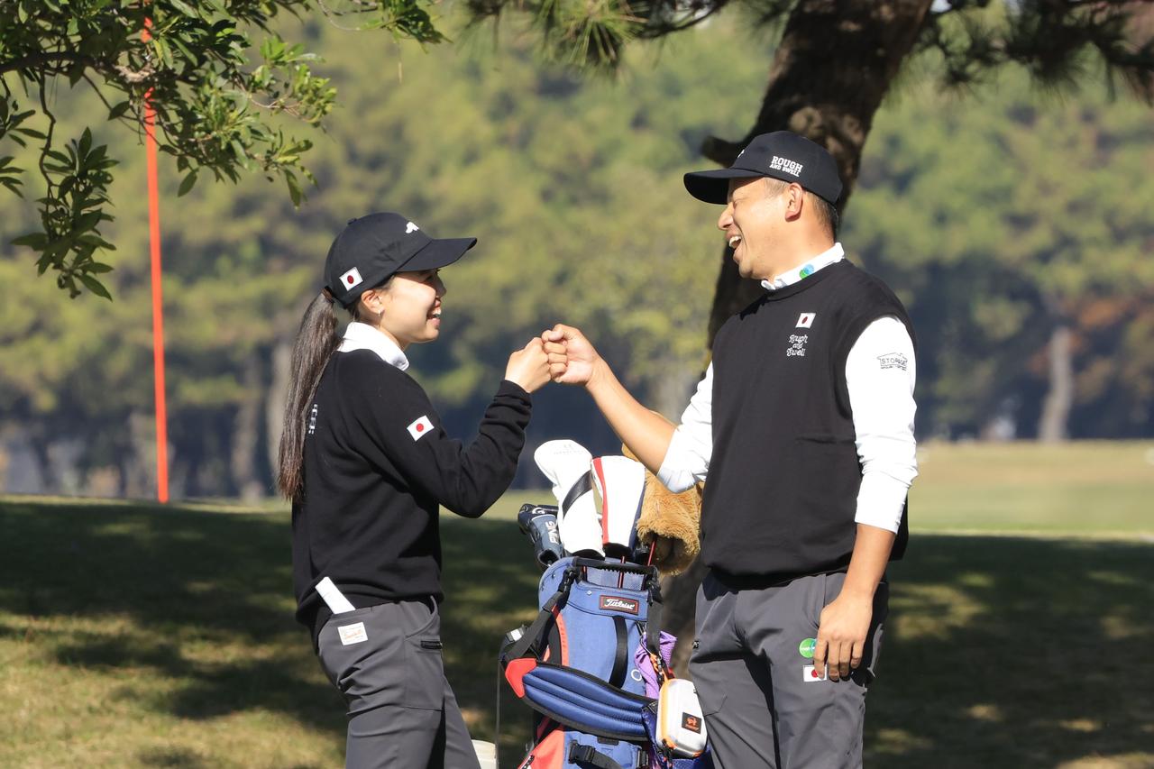 画像: 辻・前島チーム。「辻さんのアプローチは200点満点。何度も助けられました。私がパターを入れることが難しかった」（前島）