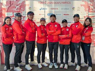 日本代表チームと総監督と女子監督とチーム通訳の進藤洋子さん