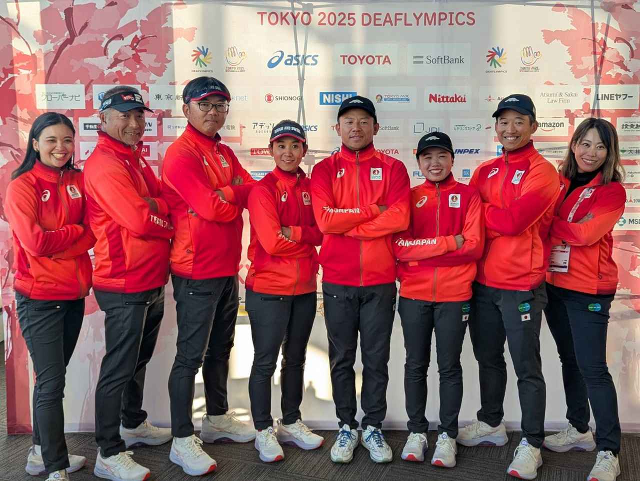 画像 : 日本代表チームと総監督と女子監督とチーム通訳の進藤洋子さん