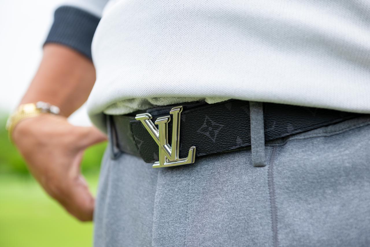 画像: 〈ルイ・ヴィトン〉のベルトもラグジュアリーさをプラス
