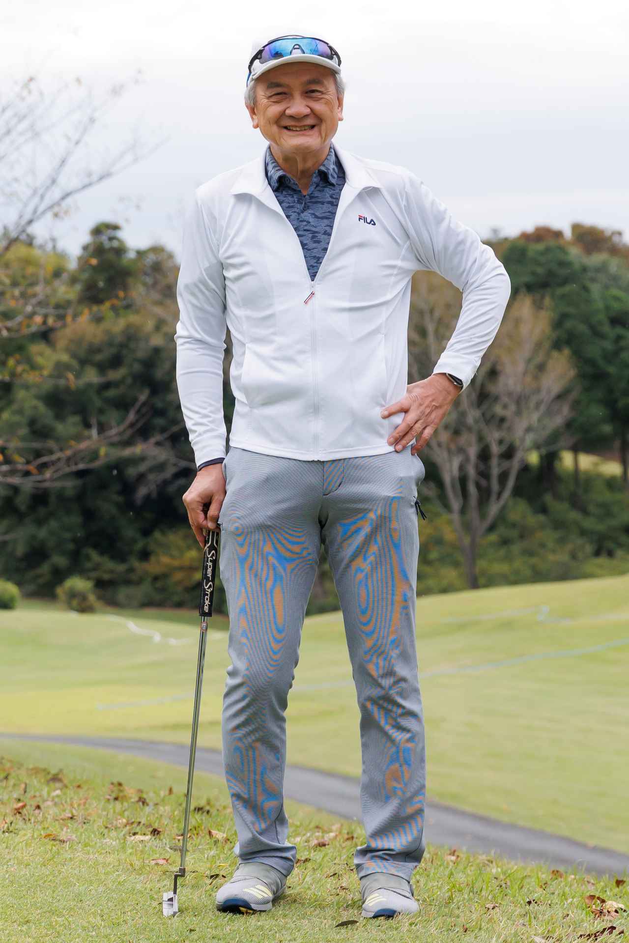 画像: トップスのハーフジップジャケットのライトグレーからテーパードパンツの濃いめのグレーという計算されたグラデーション。濃淡の付け具合が絶妙なメリハリ感を生んでいます