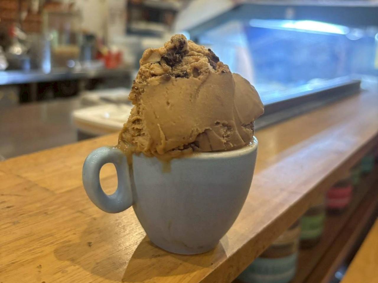 画像: おしゃれなカフェもある。「何でも美味しいのですが、ここは、ビーガンのお店で白砂糖も使わずこだわってるカフェです。夜ごはんの後、アイスクリームを食べました」