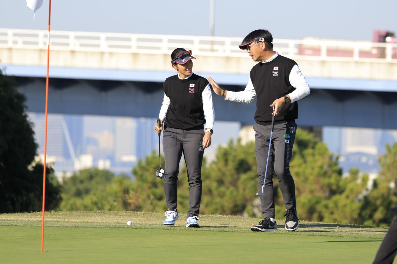 画像: 中島・渕チーム。淡々とプレーしていたが、バーディが取れなかったことは残念だった。「でも、今回は皆を褒めたい」（野尻総監督）