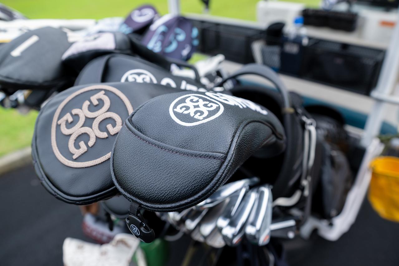 画像: ヘッドカバーもウェア同様に〈G/FORE〉という徹底さに脱帽