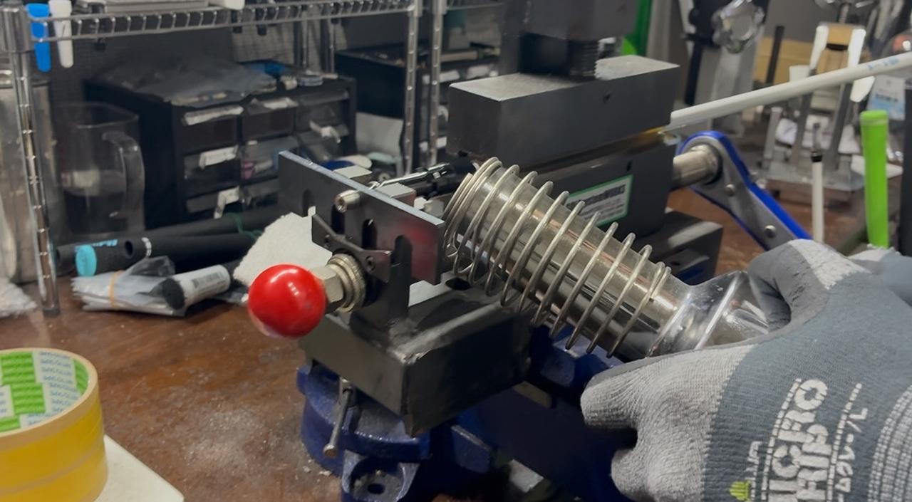 画像: ヒートガンでスリーブを温め、シャフトを抜きます