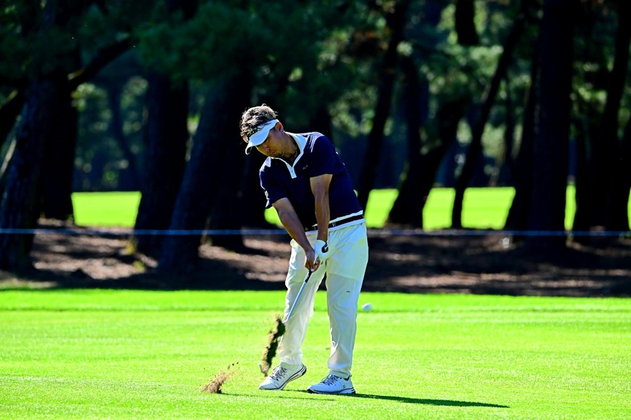 画像 : 7番目の画像 - 塚田よおすけのアイアンショット連続写真（撮影/有原裕晶） - みんなのゴルフダイジェスト