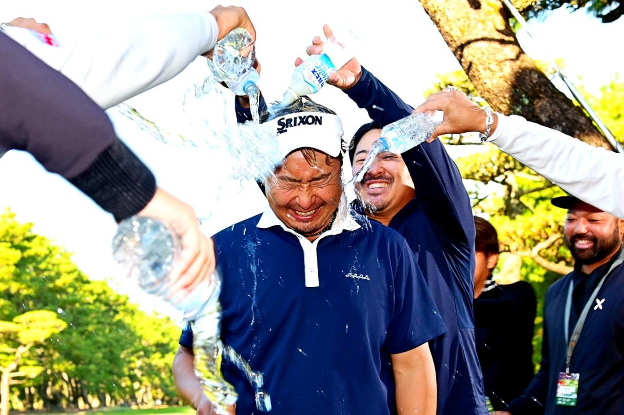 画像: 「ダンロップフェニックストーナメント」でツアー2勝目を挙げ、ウォーターシャワーの祝福を浴びる塚田よおすけ（撮影/有原裕晶）