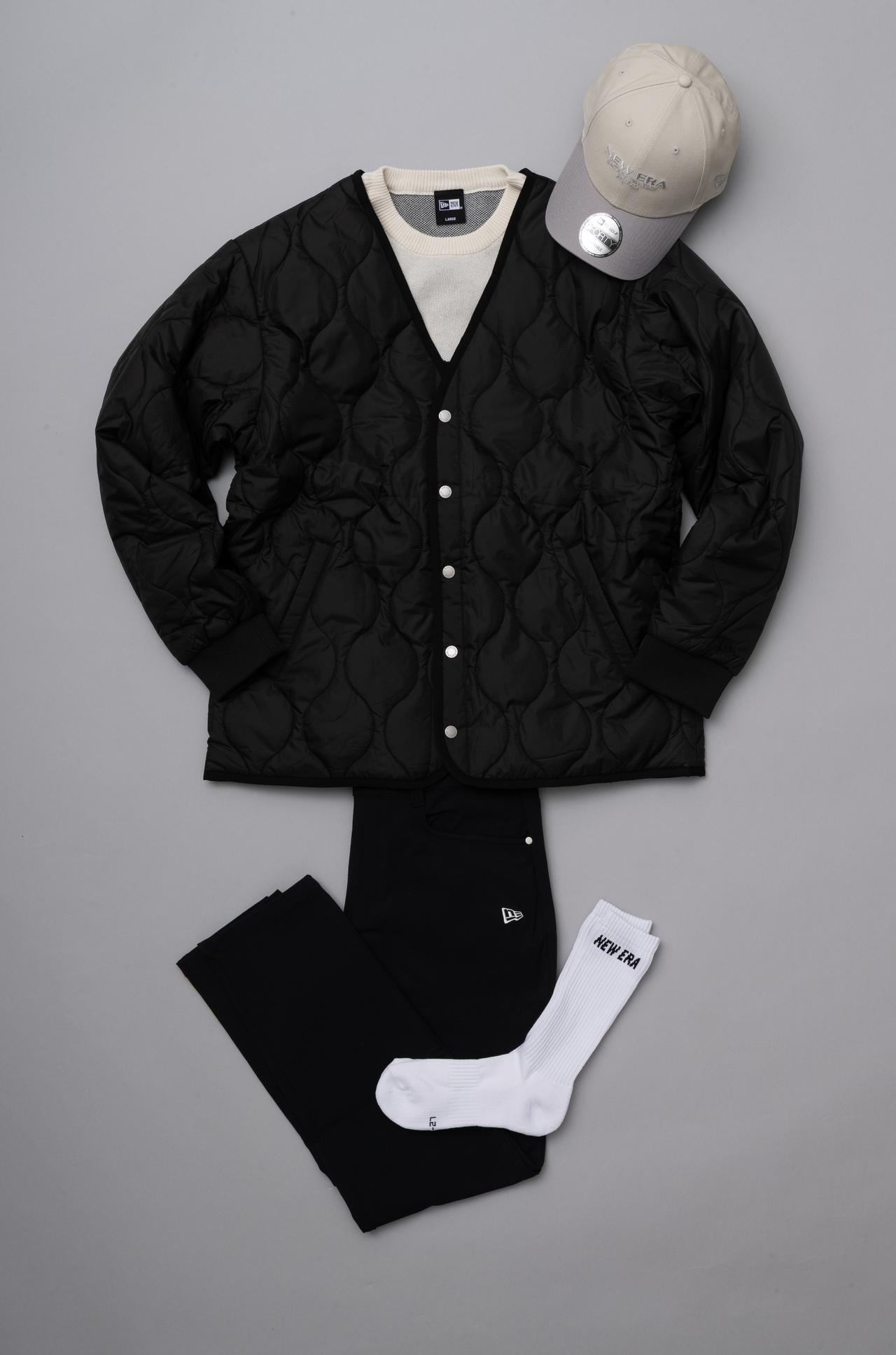 画像: 「ニューエラ」、税込価格/ジャケット1万7600円、ニットセーター1万3200円、パンツ1万2100円、ソックス1430円、キャップ4620円