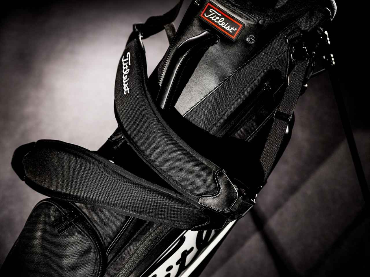 画像: バッグの重量を両肩に分散して背負えるストラップ。担ぎでのラウンドのほか練習場での移動も快適