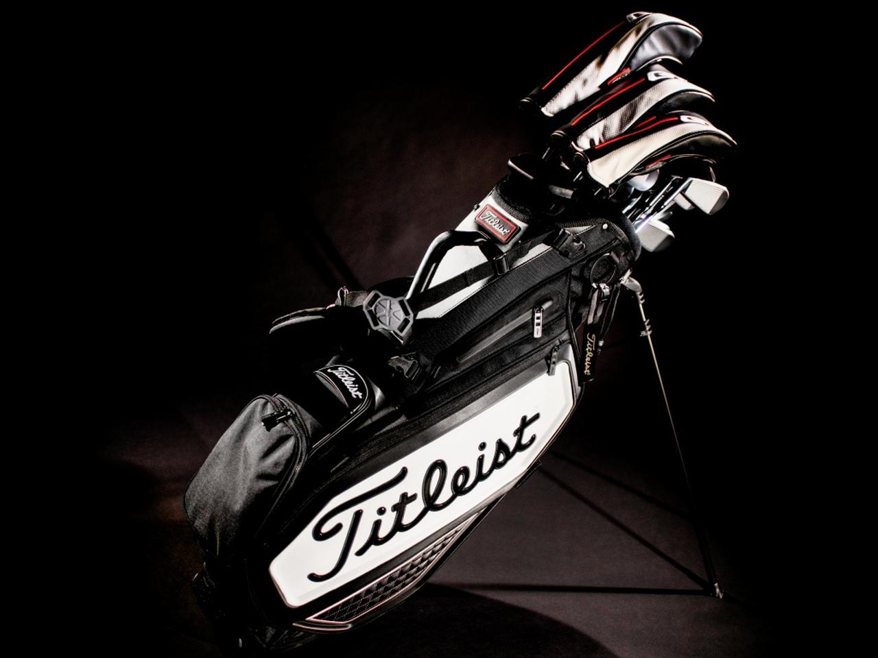 画像: 写真は下家プロ使用モデル、タイトリスト「プレミアムスタンドバッグ」 9型(47インチ対応)ながらフード付きで重量2.9kgと軽量 右サイドにはレインウェアなどの収納にも適した大型ポケット付き