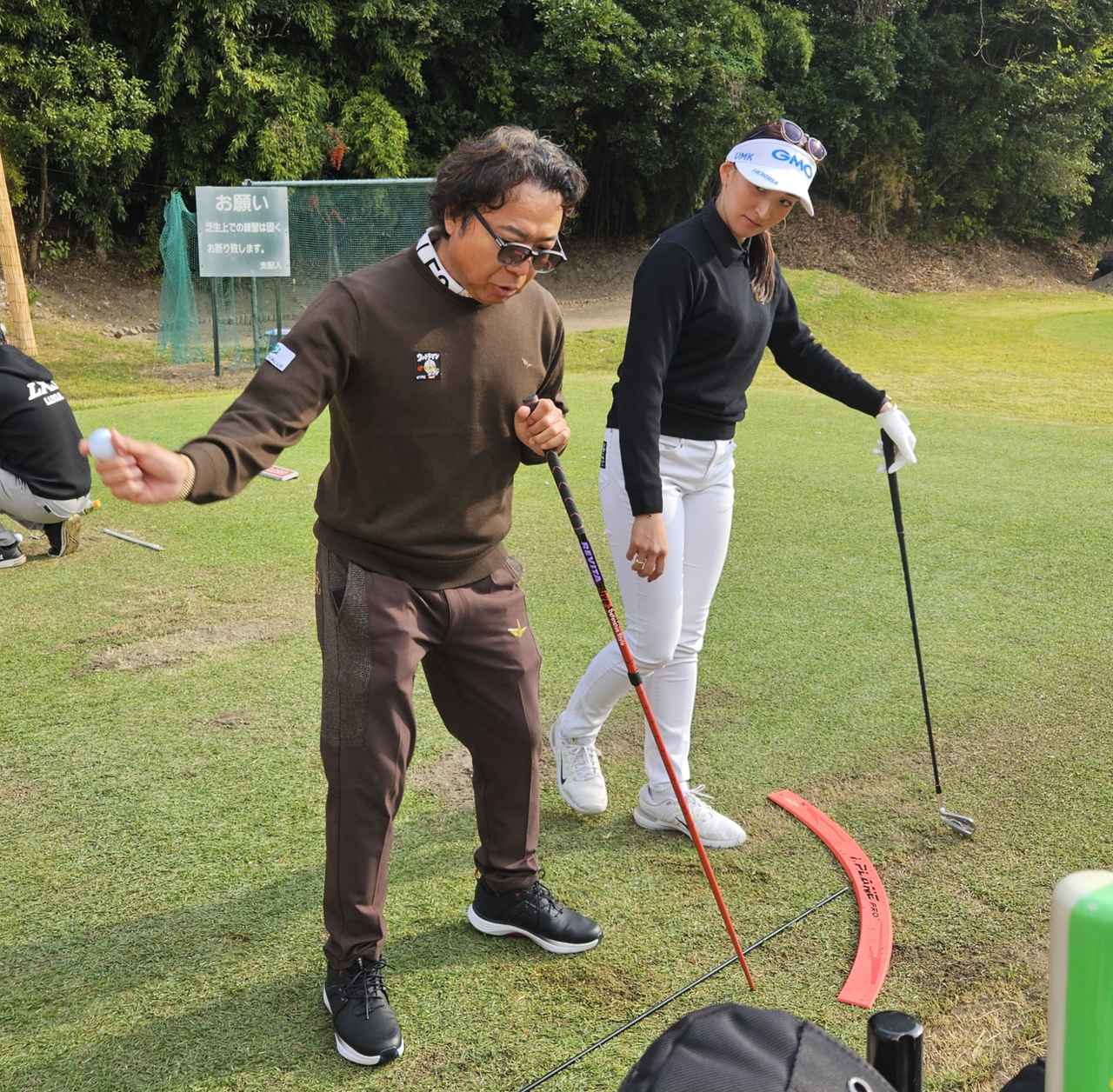 画像: アライメントがズレているとテークバックもズレると指摘