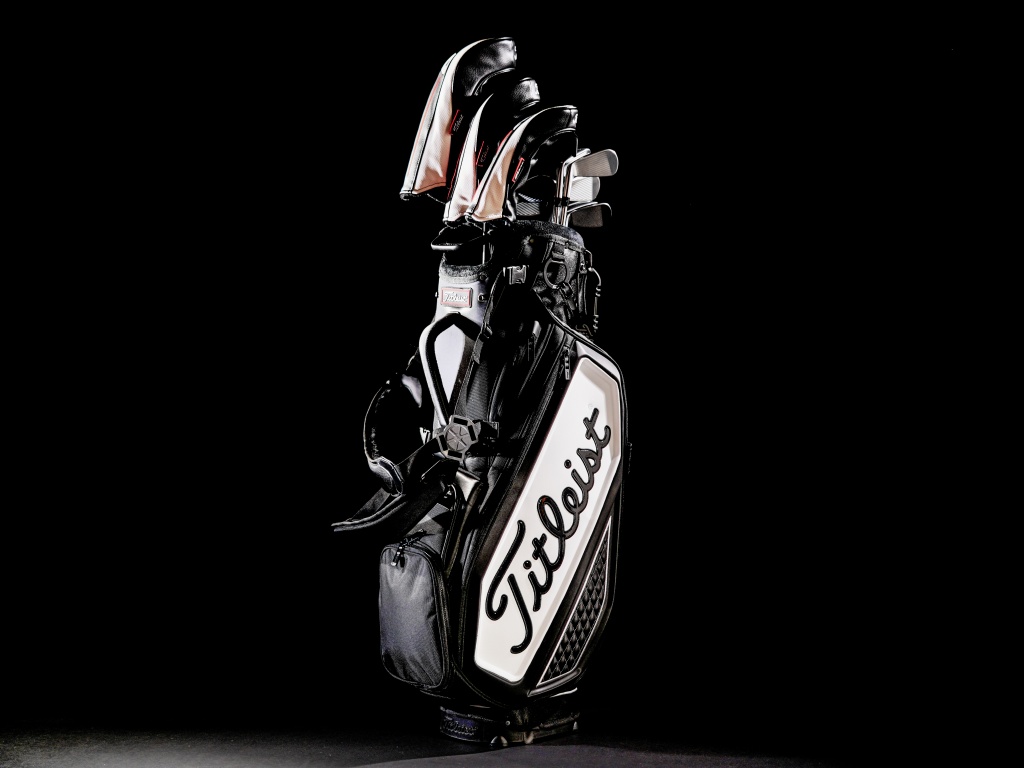 画像: 直立時の安定性もバッグ選びで重視したいポイントだ