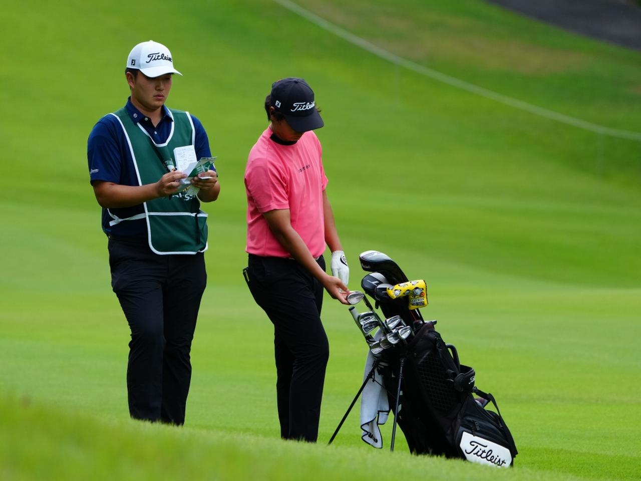 画像: 「バンテリン東海クラシック2025」でスタンドバッグを使用する下家秀琉