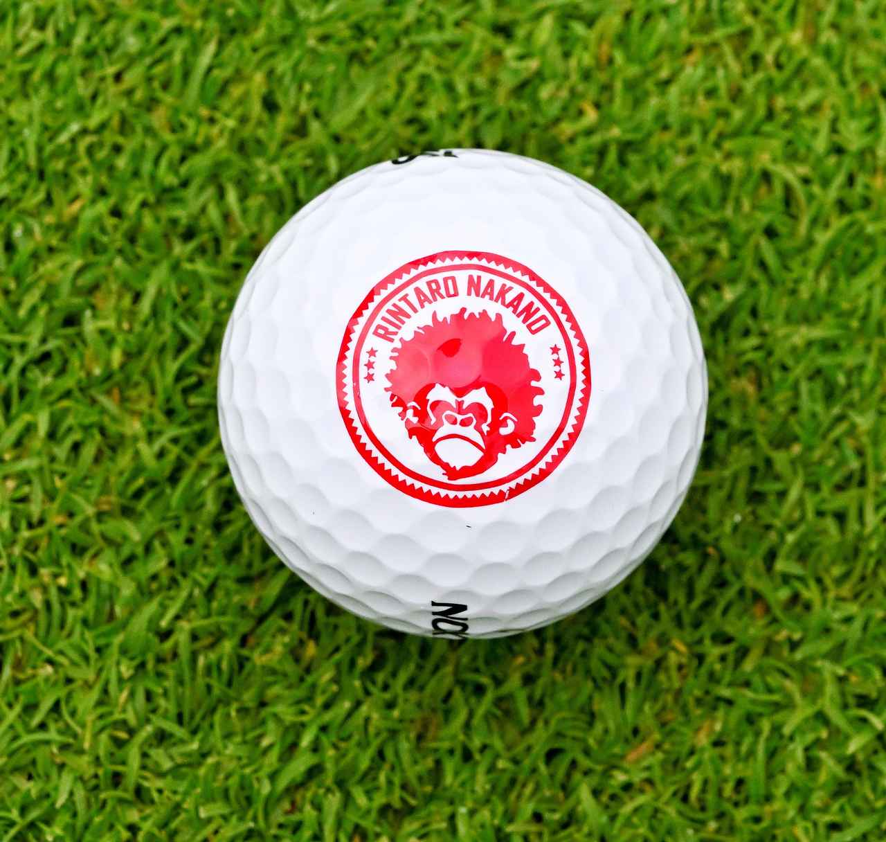 画像: スリクソンZスターXV。RINTARONAKANO&ゴリラのイラストスタンプ入り。全幅の信頼を寄せるボールだ