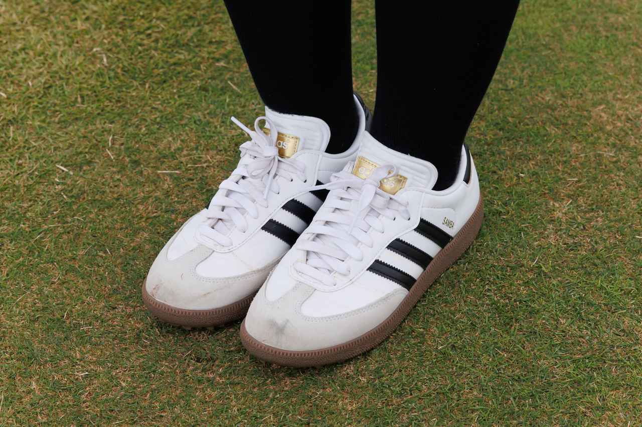 画像: 名作スニーカー〈サンバ〉をゴルフ仕様にアップデートしたスパイクレス