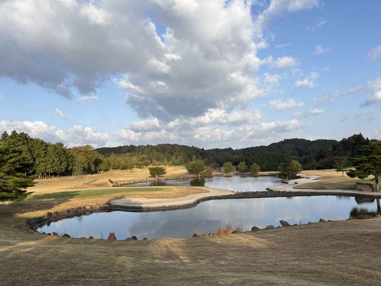 画像: グリーンアカデミーカントリークラブの練習グリーンから見たコース