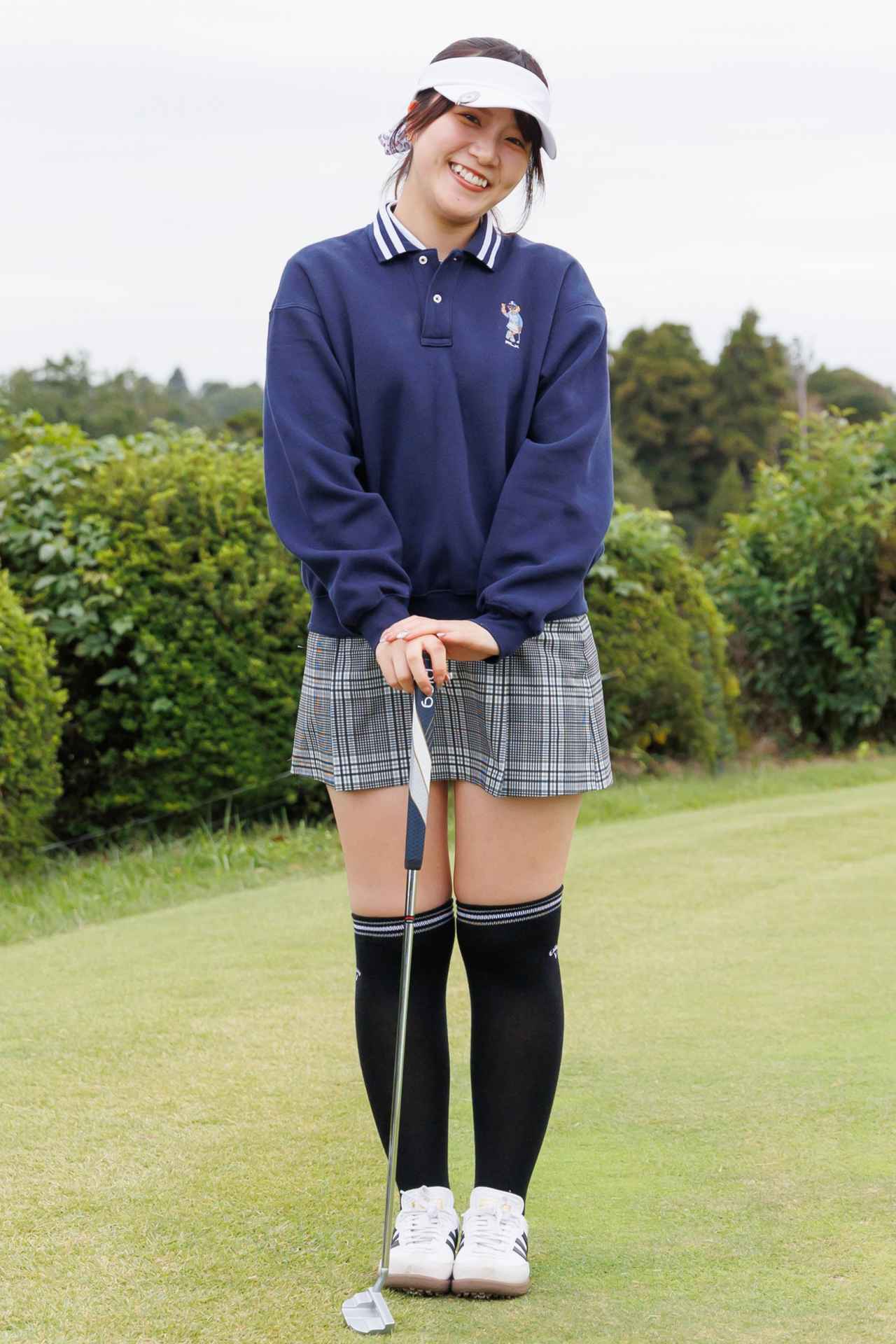 画像: トレンドのややゆったりしたシルエットのネイビーのラガーシャツに、トラッドなグレーのチェック柄スカートが好相性。品良くスポーティなエッセンスもプラスしています