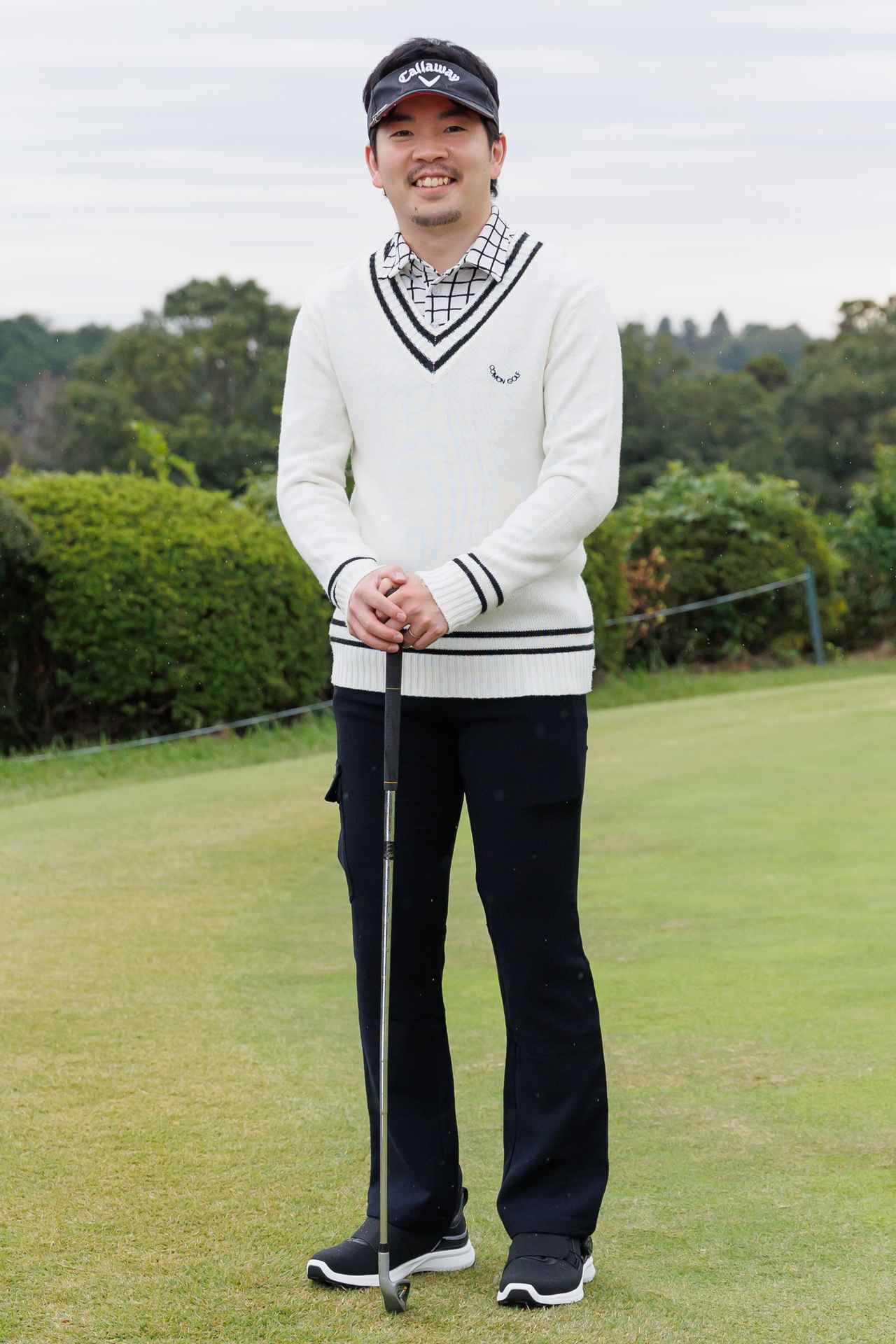 画像: 爽やか＆プレッピーなチルデンセーターから覗く、チェック柄ポロがさりげなく主張するネオトラッドスタイル。ブラックパンツが全体の色合いをよりクールに引き締めています