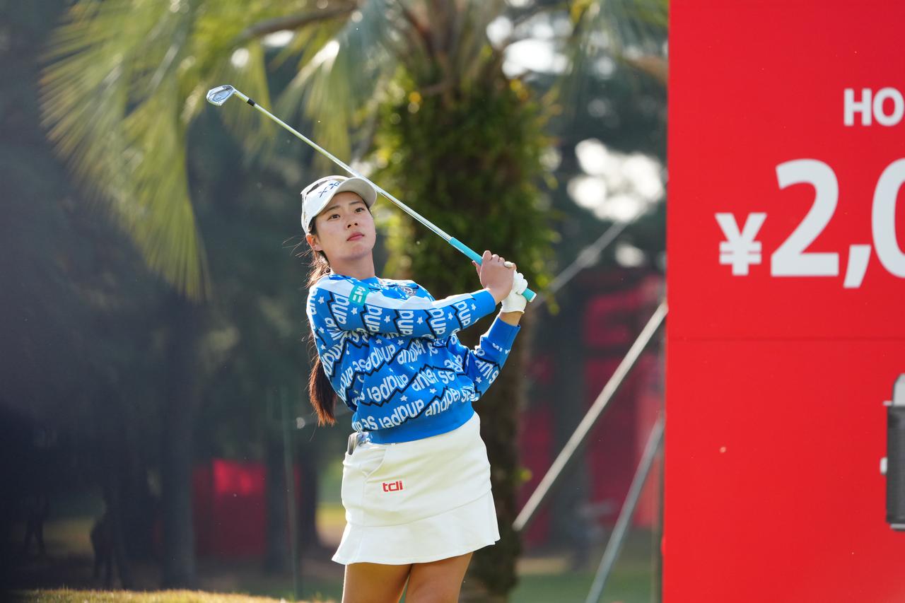 画像: ドライバーを修正したいと練習に向かった