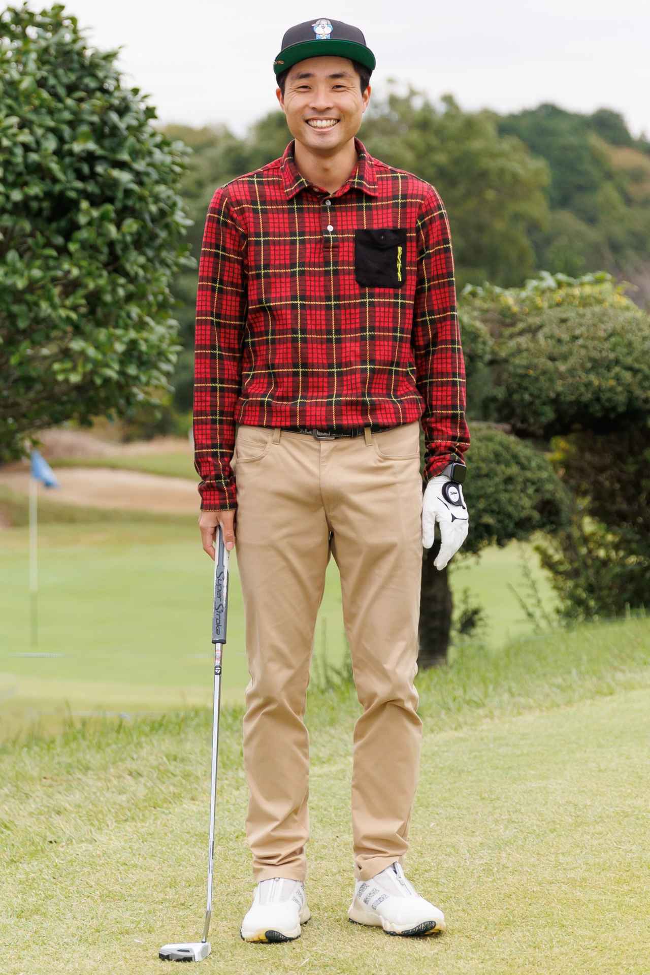 画像: ネルシャツ風の大柄チェックがコースに映える、ロングスリーブの個性派ポロ。万能なベージュパンツを組み合わせることで王道ともいえる“カジュアル＆トラッド”が完成します