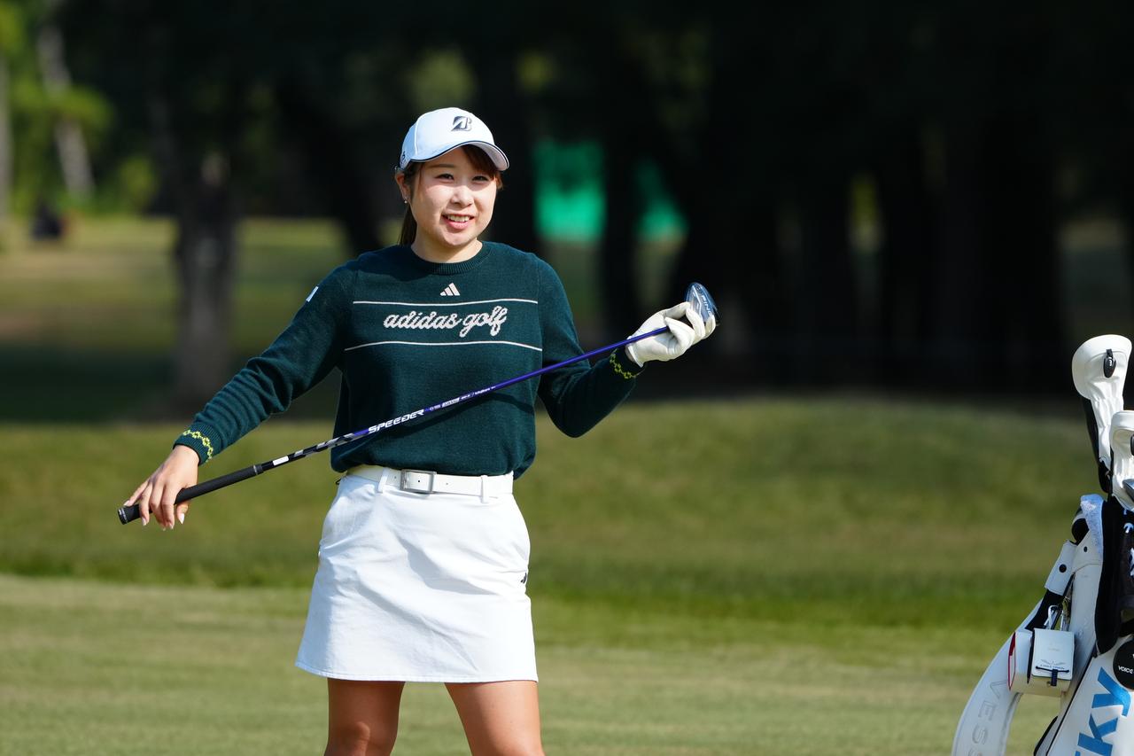 画像: 初優勝を飾った「ゴルフ5レディス」でコンビを組んだ佐藤大輔キャディと会話しながら気持ちが落ちることなくプレーできたという
