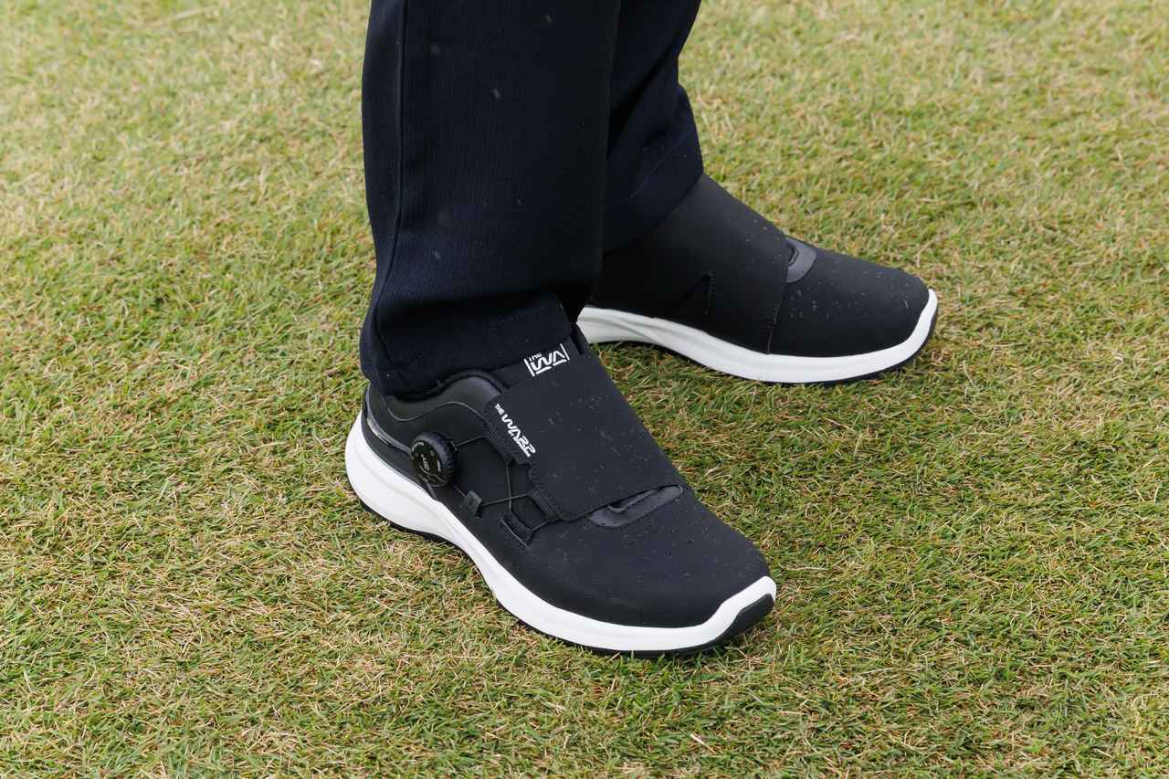 画像: スパイクレスシューズもブラック×ホワイトのモノトーンで統一