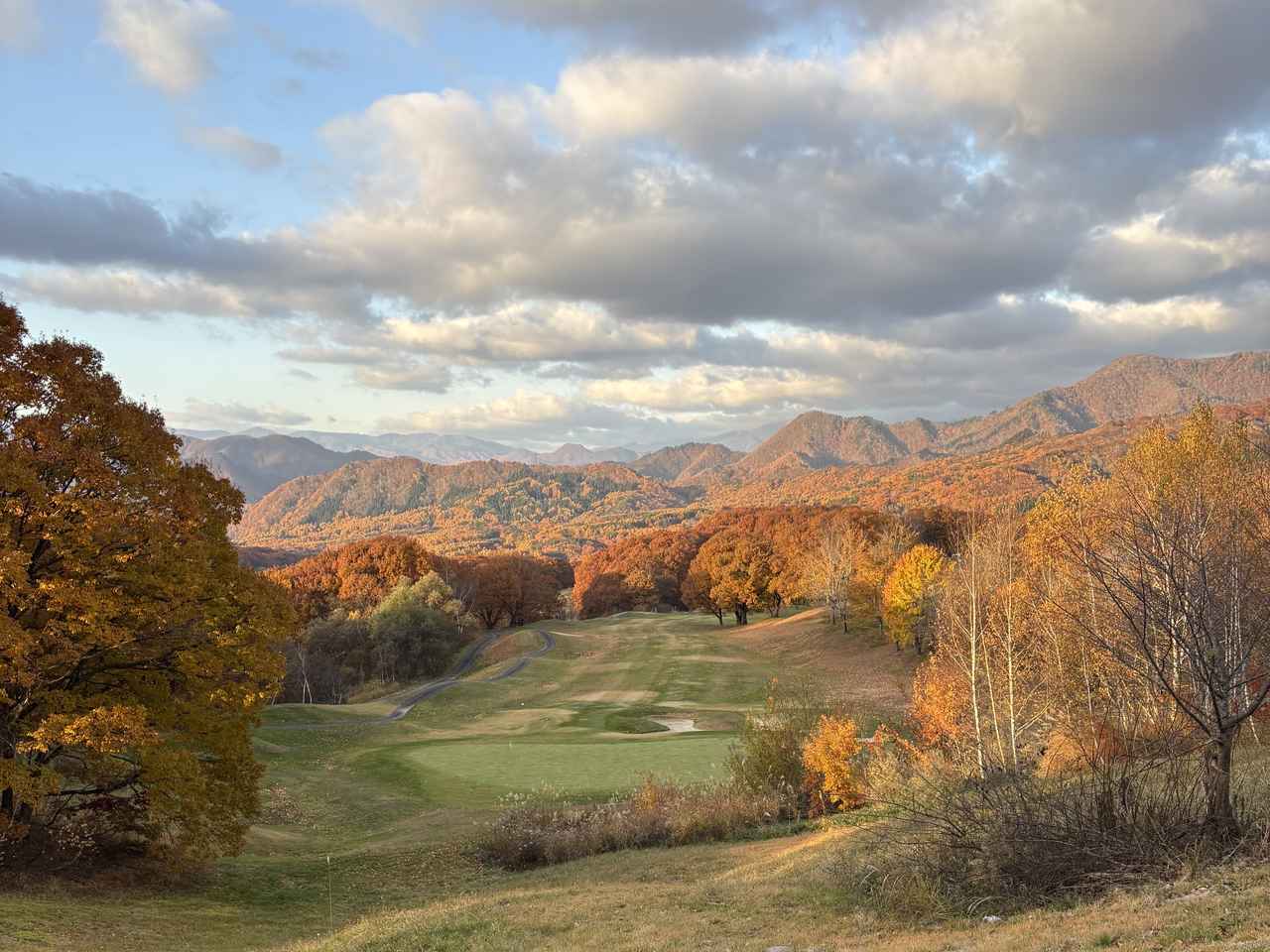 画像: 会津高原たかつえカントリークラブの練習グリーンから見たコース