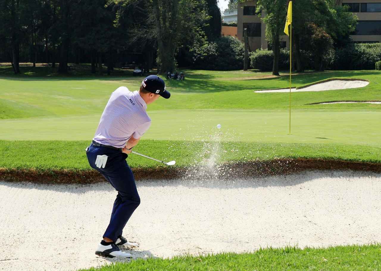 画像: 「オープンに構えてカットに打つ 」バンカーショットはもう古い!? 今は「スクエアスタンスでドローイメージ」が世界基準【目澤秀憲・スウィング3.0 #20】 - みんなのゴルフダイジェスト