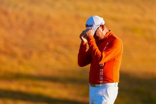 18番をパーとし、涙腺が緩み涙を隠す谷口