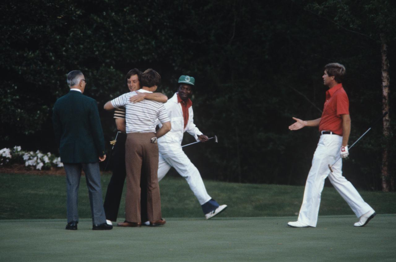 画像: プレーオフ後にトム・ワトソンと抱擁を交わすファジー・ゼラー(左から2人目)