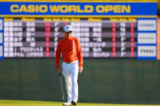 パーオンしてバーディパットの行方を見守る谷口