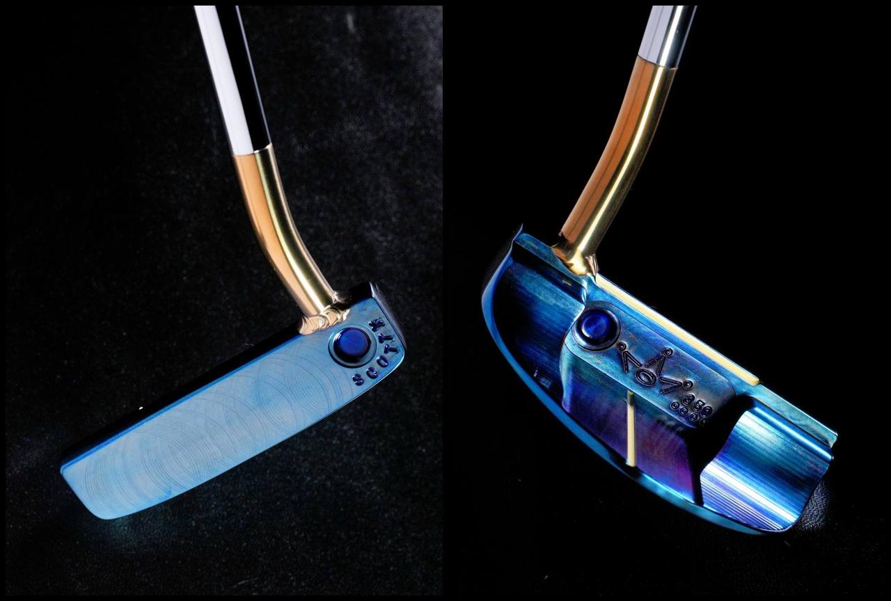 画像: デルマー3.5 ツアープロトタイプ:ブルーとゴールドのコンビネーションが美しい、高級感溢れる仕上がりのデルマー。濃いブルーのボディに入れられたTサイトライン(トップラインとフランジに入れられたT字の白線)はいかにも視認性が高く、アライメントの取りやすさを実感させるバックフェースとフェースに入れられたビッグツアードットが、スコッティキャメロンらしいアクセントを与えている。