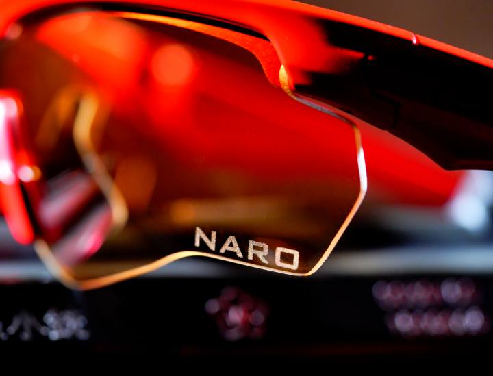 画像: 曇りにくいESS独自の特殊防曇コーティング（シングルフローコート）をレンズ内側に施し、レンズ外側には、傷が付きづらいスクラッチ加工仕様