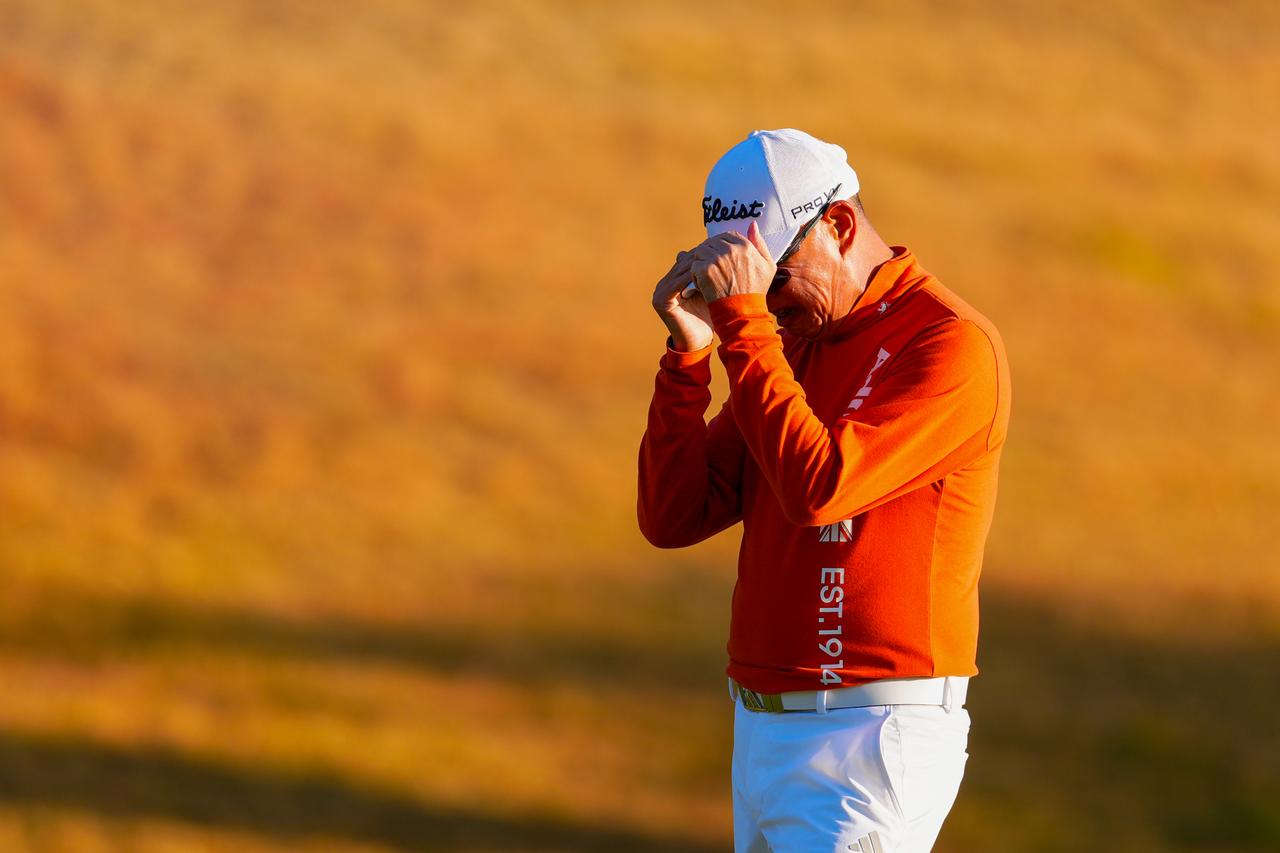 画像: ホールアウト後に涙腺が緩み涙を隠す谷口徹