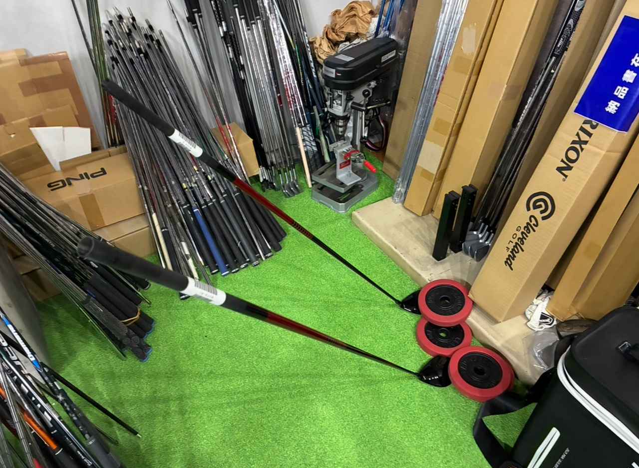 画像: フェースがかぶらないように重力を使ってスリーブの下目からシャフトがささるよう接着します