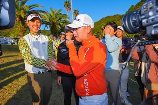 阿久津など後輩の出迎えに涙をぬぐう