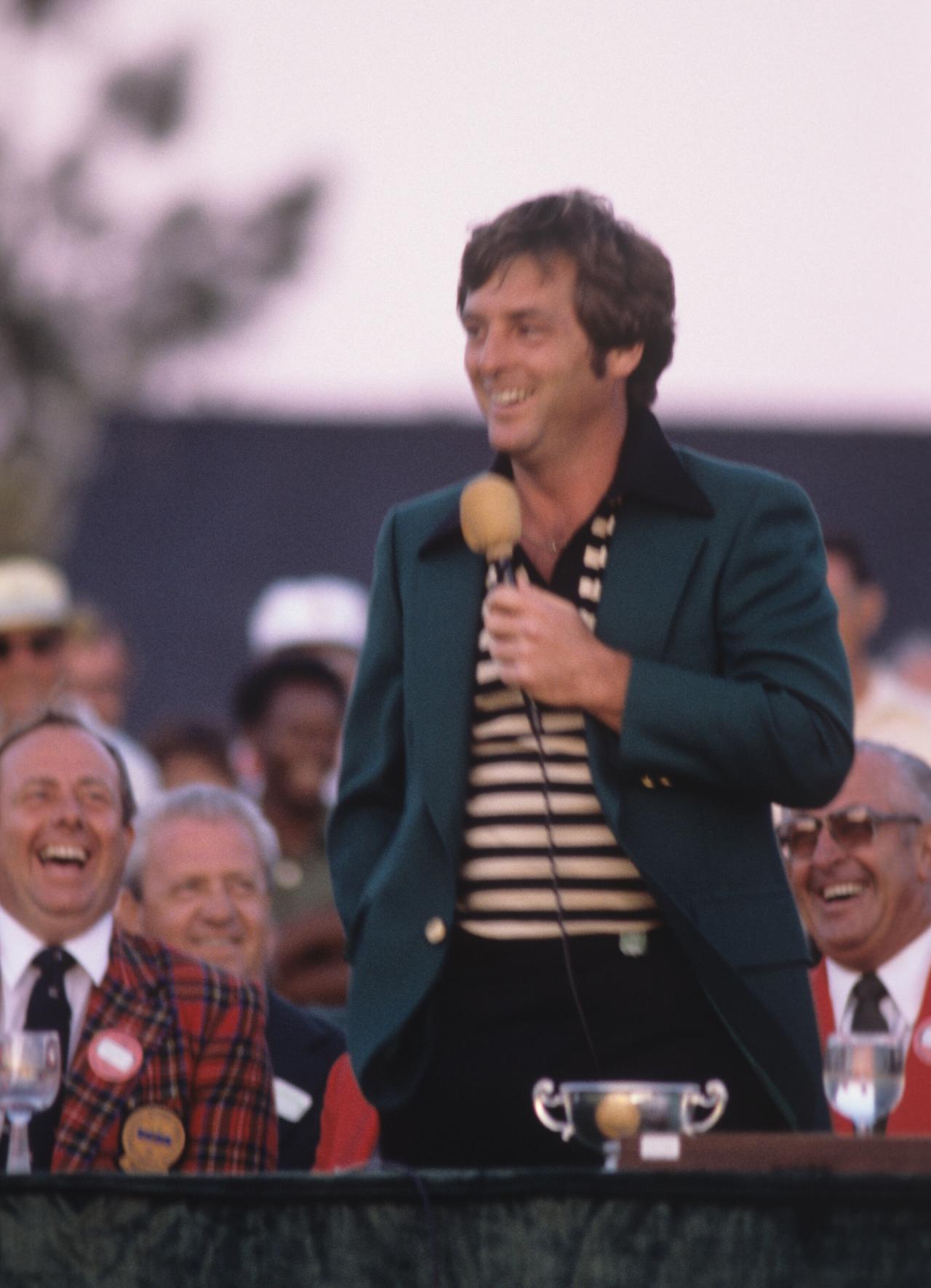 画像: グリーンジャケットを着用してパトロンに挨拶するファジー・ゼラー