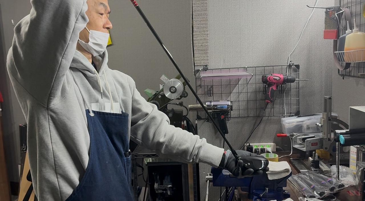 画像: スリーブ装着をする作業でも公差が生じるため、ヘッドにスリーブを装着した状態でシャフトの挿し方を微調整します